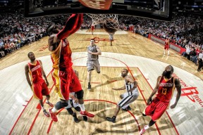 詹姆斯强势复出湖人再度问鼎榜首，詹姆斯复出前湖人战绩